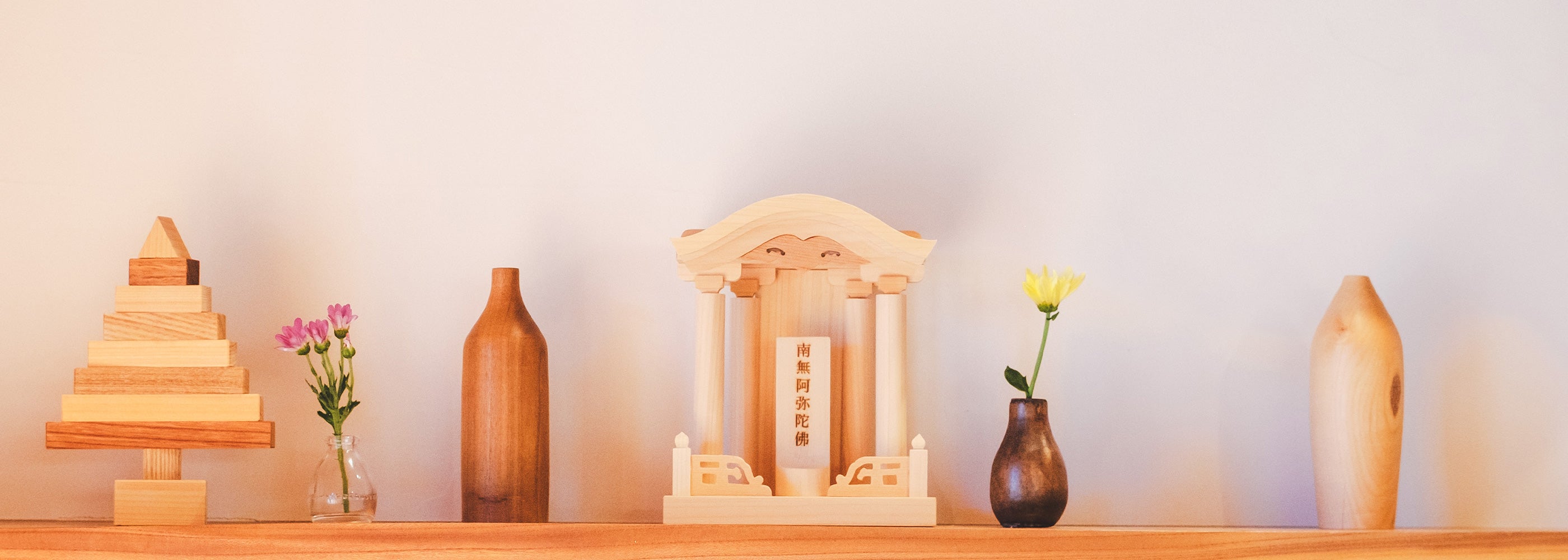 日常の中でやさしく寄り添う、手のひら仏壇の佇まい