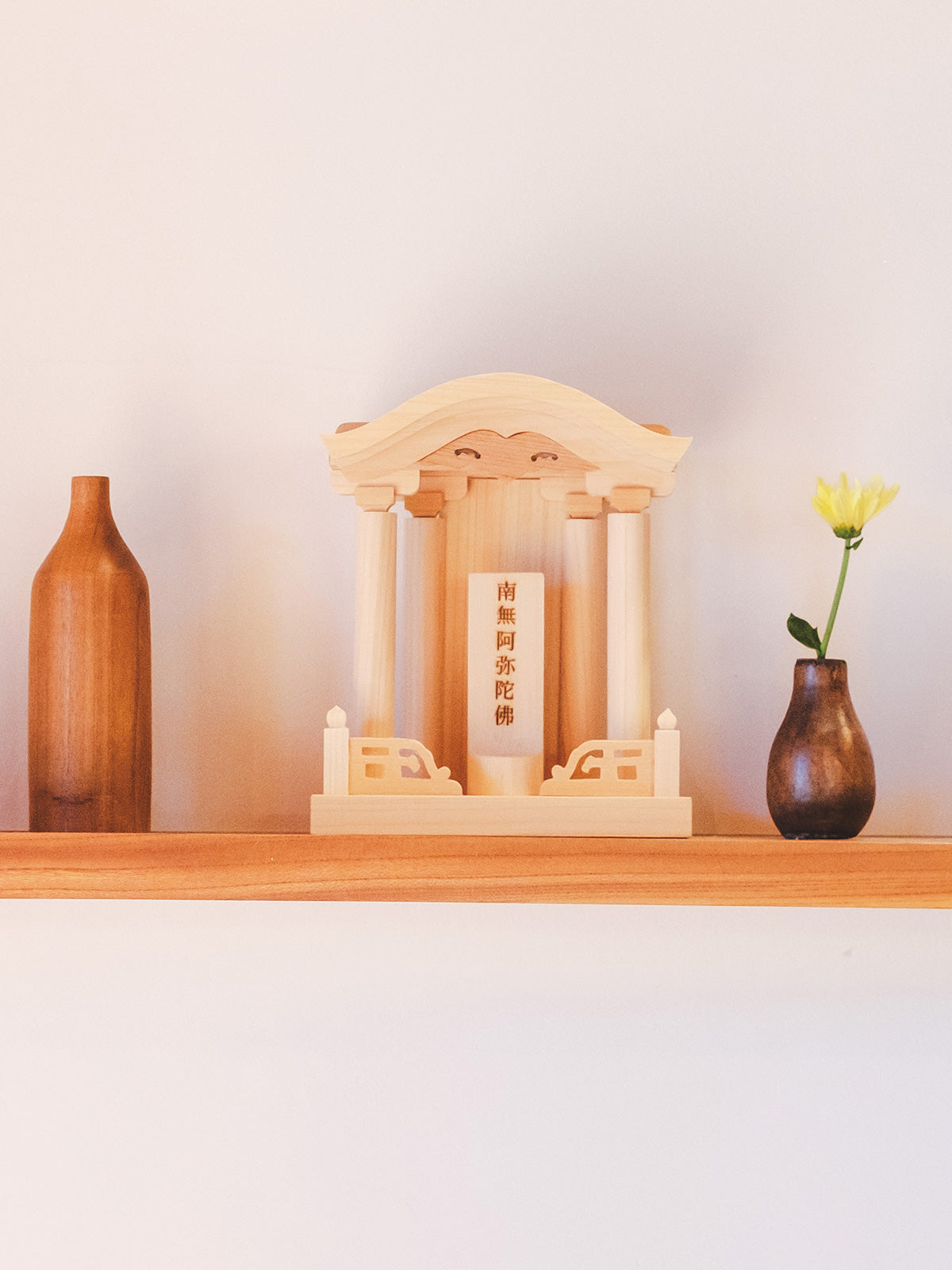 リビングに置かれた手のひら仏壇の使用イメージ