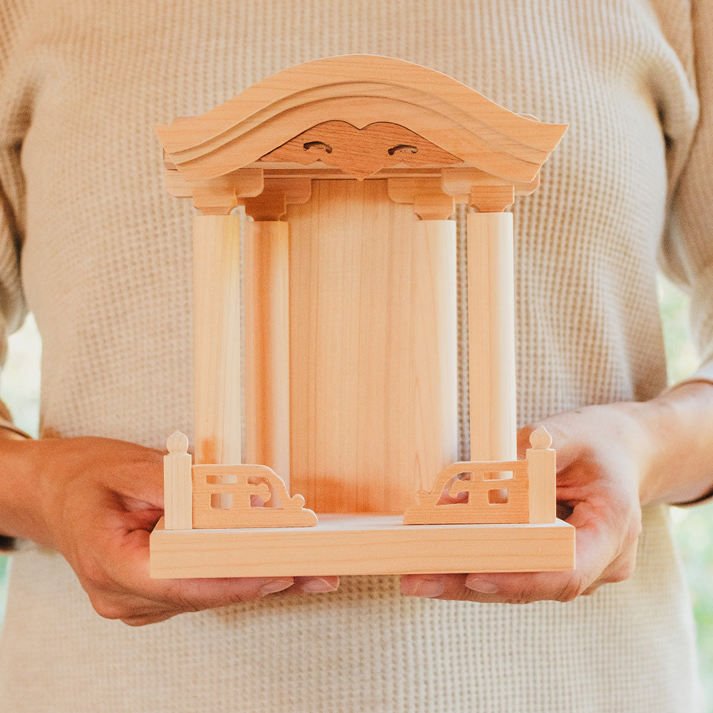 てのひら仏壇は軽量で女性でも持てるイメージ