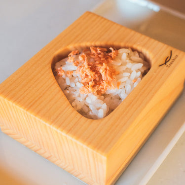 飯粒が手につきにくく、きれいなおにぎりを簡単に成型