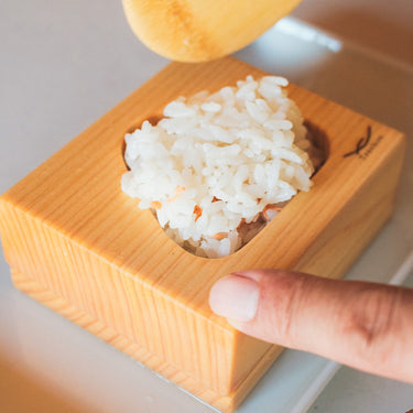 飯粒が手につきにくく、きれいなおにぎりを簡単に成型