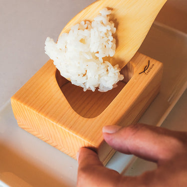 飯粒が手につきにくく、きれいなおにぎりを簡単に成型