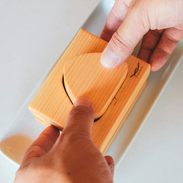 型抜きを軽く押さえながら、型だけを外します。