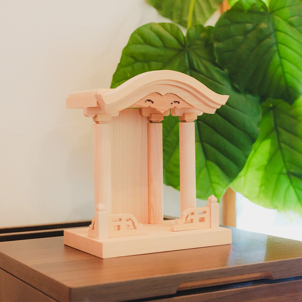 幅約15cm、奥行約10cm。小さな姿だから、机の上や窓辺、寝室の一角など、暮らしの中に自然と溶け込みます。